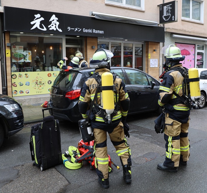 FW-E: Rauchentwicklung in einem Restaurant - zwei Personen leicht verletzt