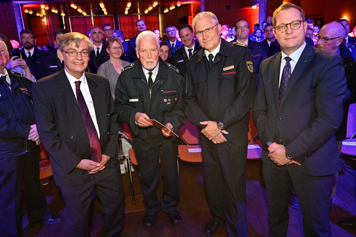 FW-GL: Ehrungen für bis zu 70 Jahre Mitgliedschaft in der Feuerwehr Bergisch Gladbach - Städtische Ehrennadel in Gold für Brandoberinspektor Ralf Martini