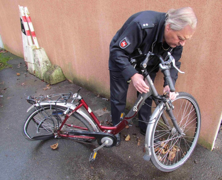 POL-HOL: Bundesstraße 83 / B 240 - Höhe Lederwerk Hehlen: Unfall fordert eine schwer verletzte Radfahrerin - Polizei Bodenwerder sucht Zeugen -