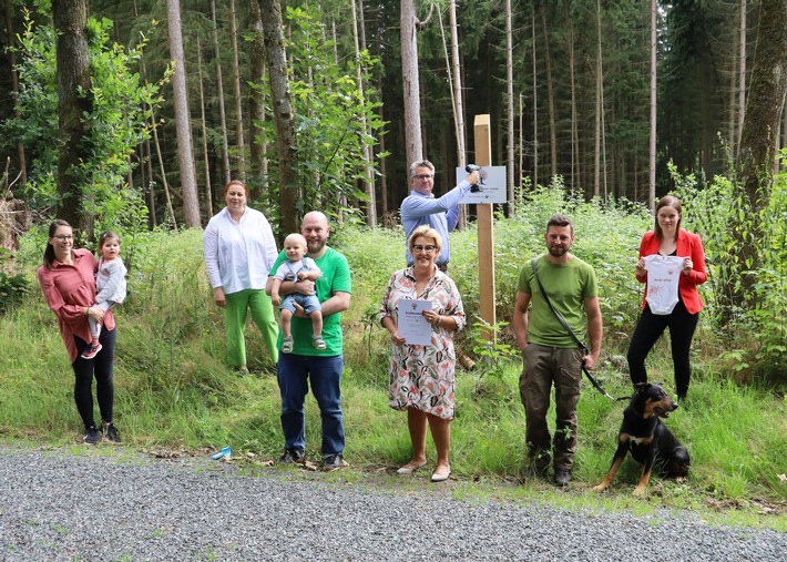 Projekt &quot;Ein Kind, ein Baum&quot;: Besichtigung des zweiten Hains durch Geschäftsführung der Witt-Gruppe