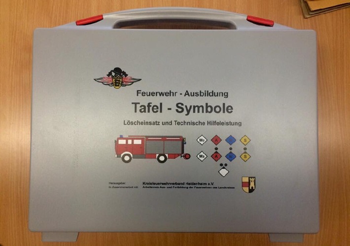 FW-ME: Förderverein der Freiwilligen Feuerwehr Erkrath beschafft Feuerwehr-Ausbildungskoffer mit Tafel-Symbolen für die Jugendfeuerwehr Erkrath