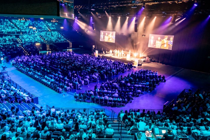 Medienmitteilung: 1248 KV-Absolvierende erhalten im Hallenstadion ihr Fähigkeitszeugnis