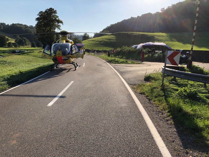 POL-PDPS: Verkehrsunfall mit schwerverletzter Motorradfahrerin