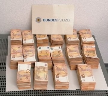 BPOL NRW: Bundespolizei stellt 400.000 EUR Bargeld auf der Autobahn A 61 sicher