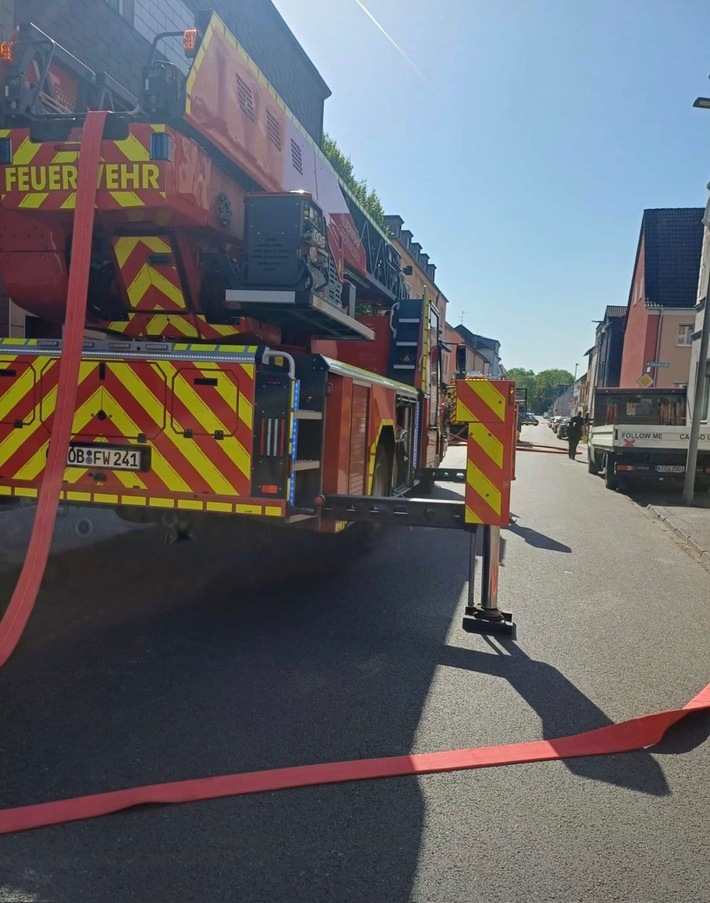 FW-OB: Dachstuhlbrand verhindert - Feuerwehr verhindert größere Ausbreitung