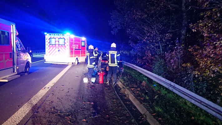 FW Dinslaken: Ölspur, Brandmelder und ein schwerer Verkehrsunfall