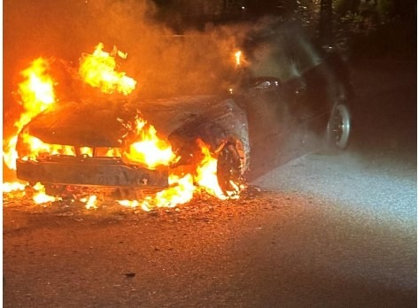 POL-WHV: Nächtlicher Fahrzeugbrand in der Kiebitzstraße - Ursache unklar