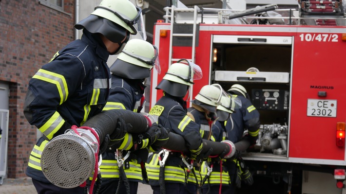 FW Celle: 16 neue Feuerwehrleute ausgebildet - Truppmannausbildung Teil 1 in Celle abgeschlossen