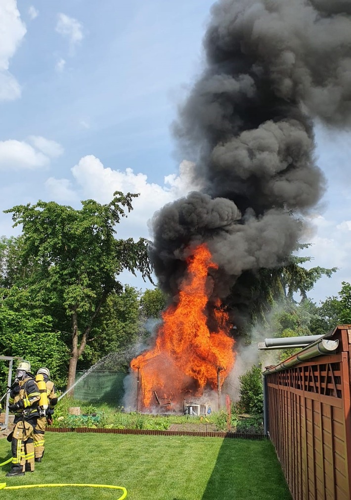 FW-E: Geräteschuppen hinter Gaststätte geht in Flammen auf - keine Verletzten