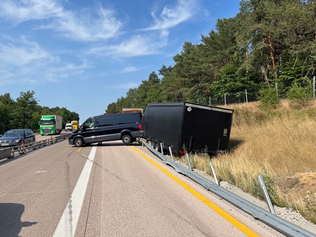 POL-HK: Bispingen: Unfall: Pedelec übersehen; Soltau / A7: Fahrzeuggespann blockiert nach Unfall die A7 (Foto anbei)