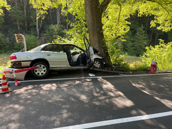 FW-EN: Schwerer Verkehrsunfall mit einer lebensgefährlich verletzten Person & Heckenbrand