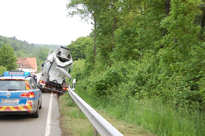 POL-PDKL: Betonmischer an Schutzplanke festgefahren - Bergung dauerte mehrere Stunden