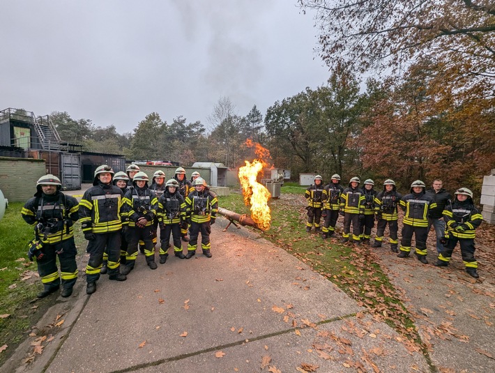 FW-KLE: Sicherheit im Einsatz: Freiwillige Feuerwehr Bedburg-Hau trainiert auf Training-Base in Weeze