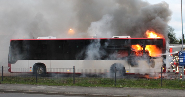 POL-DN: Brand eines Linienbus
