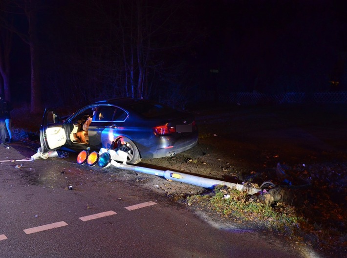 POL-HF: Unfall in der Silvesternacht- BMW schleudert gegen Ampelmasten