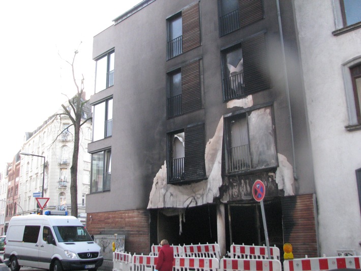 POL-K: 210111-14-K Zeugensuche nach Brand in Garage von Mehrfamilienhaus