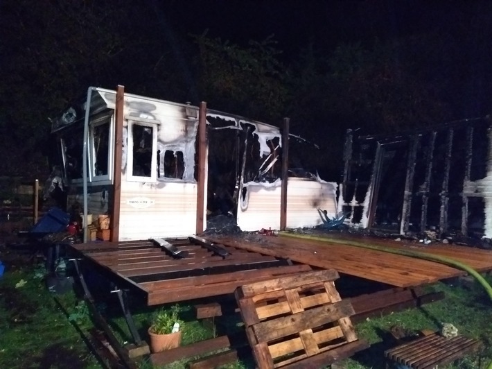 FW-RD: Mobilheim brennt auf Campingplatz in Langwedel (Kreis Rendsburg-Eckernförde) aus