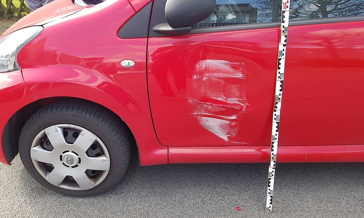 POL-HM: Tür eines geparkten Pkw eingedrückt - Verursacher flüchtet (Zeugenaufruf)