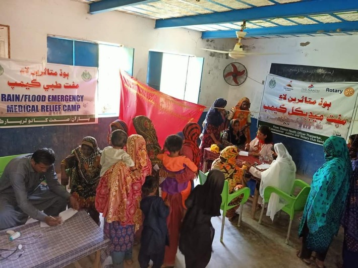 Kranke werden in einem Medizin-Camp auf einem der Safepoints in der Provínz Sindh behandelt (c).jpeg