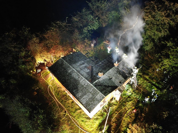 FW Lüchow-Dannenberg: Eigenes Haus angesteckt +++ über 80 Feuerwehrleute im Einsatz