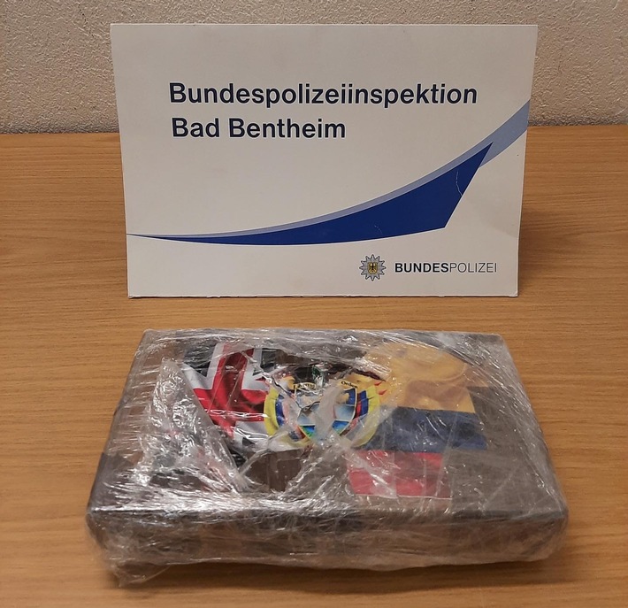 BPOL-BadBentheim: Drogenschmuggler mit Kokain für rund 80.000 Euro an der Grenze festgenommen
