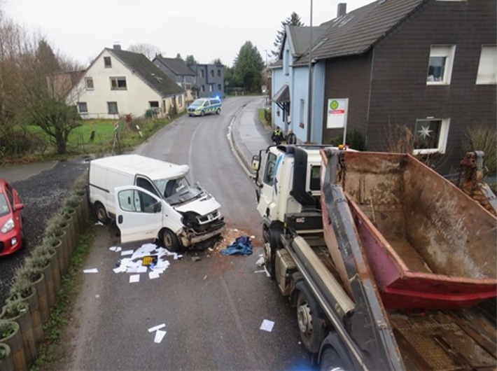 POL-ME: Frontaler Zusammenstoß: Transporter und LKW mit Totalschaden - Haan - 2312095