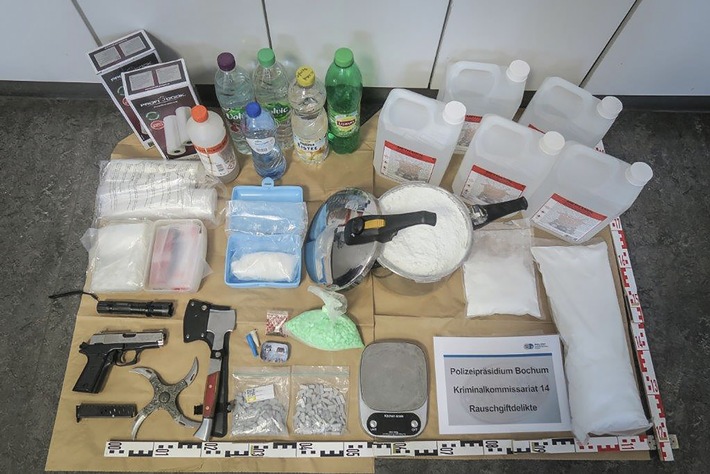 POL-BO: Drogenküche ausgehoben: Ermittler stellen 1.000 Ecstasy-Tabletten und chemische Grundstoffe sicher