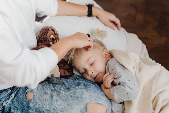 Kinderschlafcoach: Besserer Schlaf beginnt mit Bewegung und "Spielen im Freien ist effektiver als drinnen"