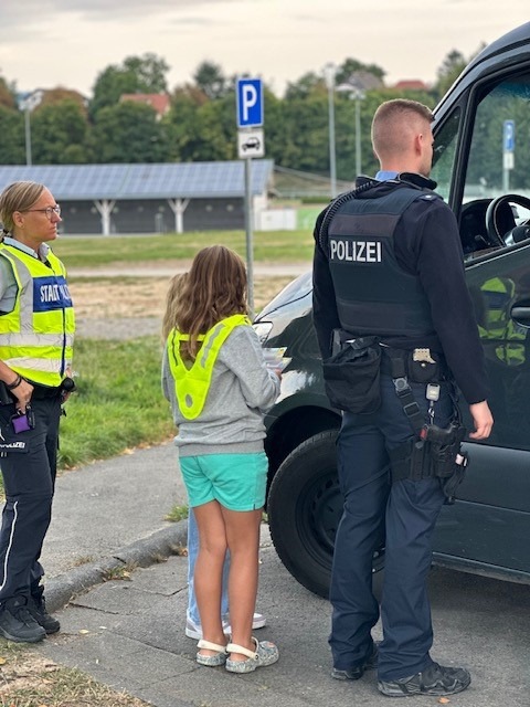 POL-DA: Erbach: Schülerinnen und Schüler verteilen 15 gelbe Karten bei "Blitz für Kids"