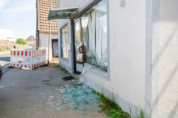 POL-DEL: Landkreis Wesermarsch: Hoher Sachschaden bei Verkehrsunfall in Lemwerder