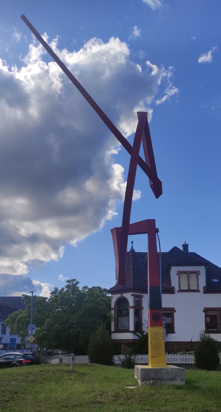 POL-PDLD: Skulptur bemalt/besprüht - Zeugen gesucht
