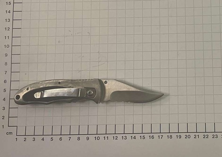 BPOL NRW: 19-Jähriger mit Messer festgestellt - Widerstand gegen Bundespolizisten