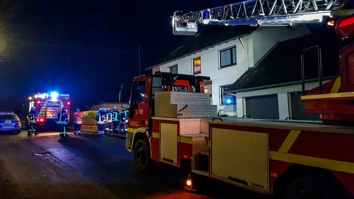 POL-HM: Mobiltelefon löst Feuer in Wohnung aus