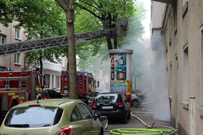 FW-DO: Kellerbrand in einem fünfgeschossigen Wohnhaus, eine Mieterin verletzt.