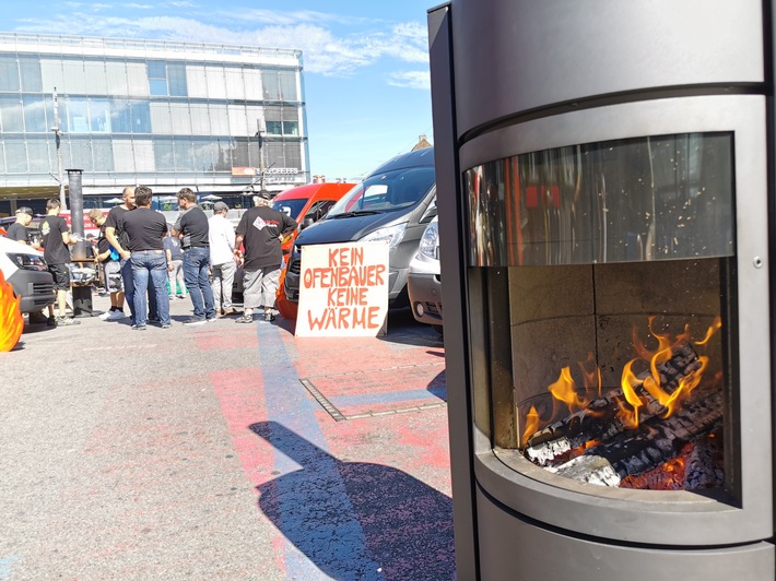 Pendant une manifestation à Berne, les poêliers- et poêlières-fumistes ont activement recherché de la relève professionnelle