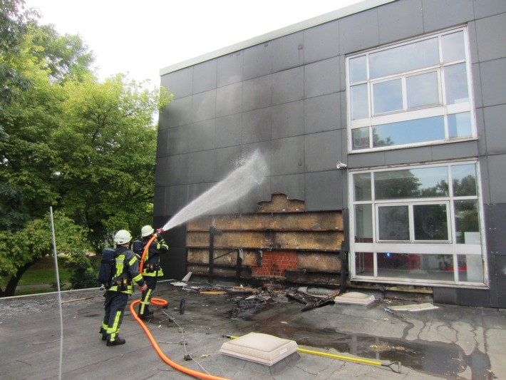 FW-MH: Gebäudebrand/Fassadenbrand