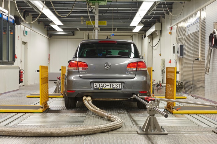 Umrüstung von VW-Fahrzeugen im ADAC-Test wirksam / 2-Liter-Diesel im Abgastest: Weniger NOx-Emissionen, keine relevanten Änderungen bei Leistung und Verbrauch nach dem Softwareupdate