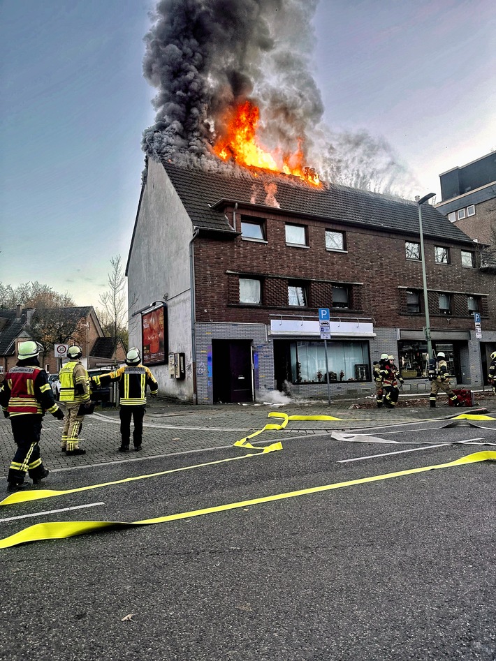 FW-NE: Dachstuhlbrand auf der Viersener Straße | Feuerwehr im mehrstündigen Einsatz