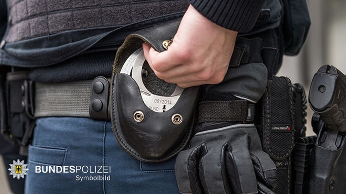 Bundespolizeidirektion München: Zeugenaufruf / Beamter bei Widerstand verletzt