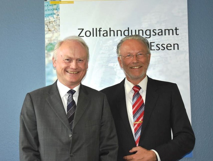 ZOLL-E: Der oberste Zöllner zu Besuch beim Zollfahndungsamt in Essen 
Generalzolldirektor Uwe Schröder macht sich ein Bild von der Lage