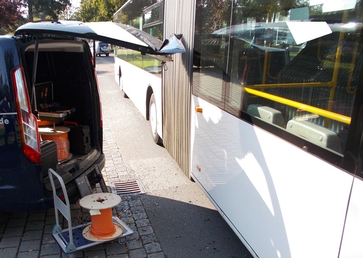 POL-MI: Gelenkbus touchiert geöffneten Kofferraumdeckel