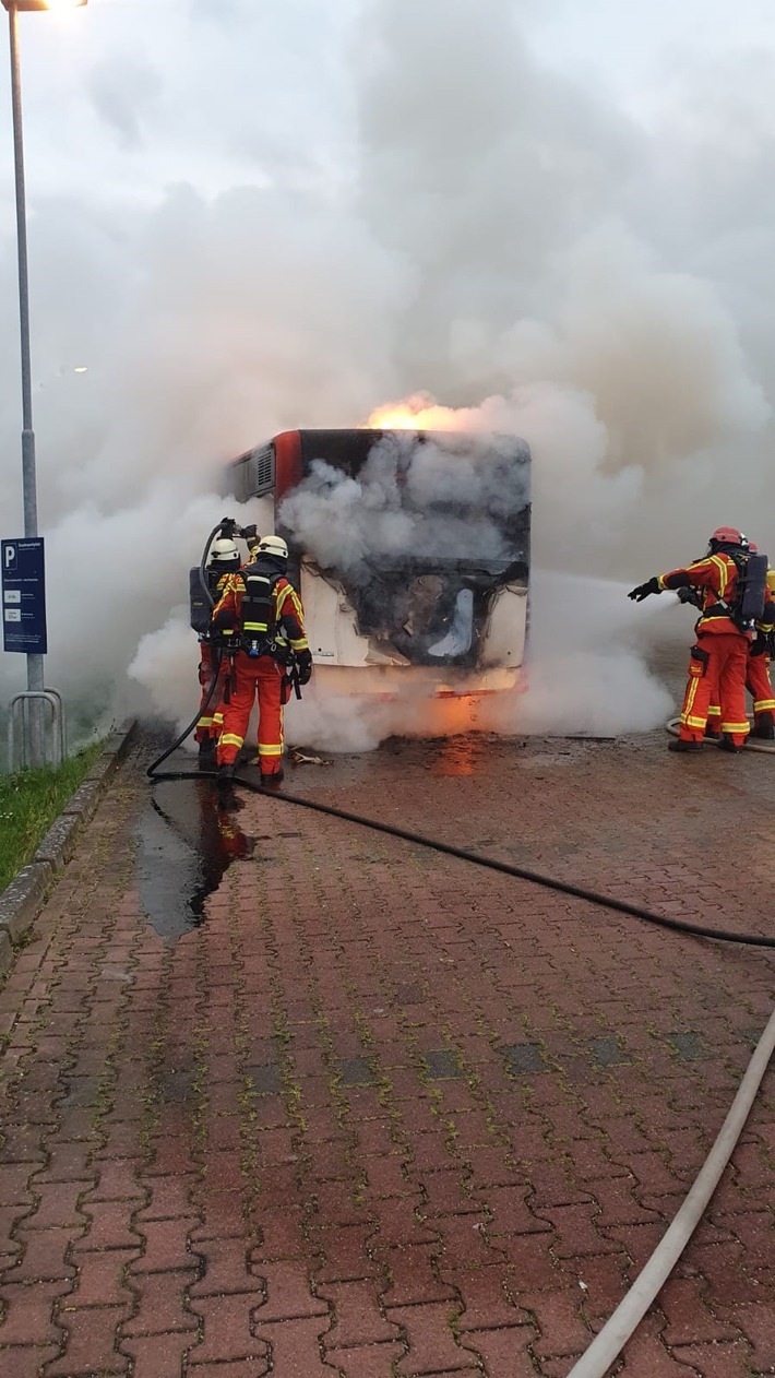 FW Düren: Rauchsäule! Motorbrand eines Linienbusses