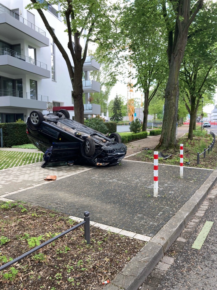 POL-MG: PKW kollidiert mit Baum und überschlägt sich