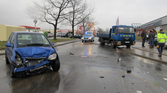 POL-HOL: Holzminden - Gewerbegebiet: Zusammenstoß zwischen PKW und LKW - PKW-Fahrerin leicht verletzt / 10.000,-- EUR Sachschaden -