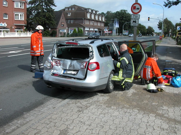 POL-WL: Auffahrunfall wegen abgelenktem Fahrer ++ Seevetal/Maschen - Einbruch in Schule