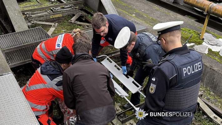 Bundespolizeidirektion München: Rettungseinsatz nach Gleissturz