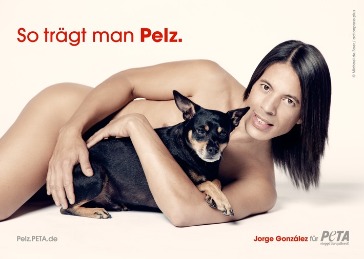 TV-Juror mit Herz: Jorge González lässt alle Hüllen fallen und posiert mit Hund Willie für neues PETA-Motiv der Kampagne &quot;So trägt man Pelz&quot;