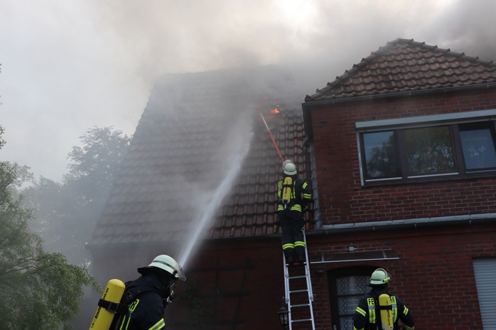 FFW Schiffdorf: Dachstuhlbrand - Feuerwehr kann schlimmeres verhindern