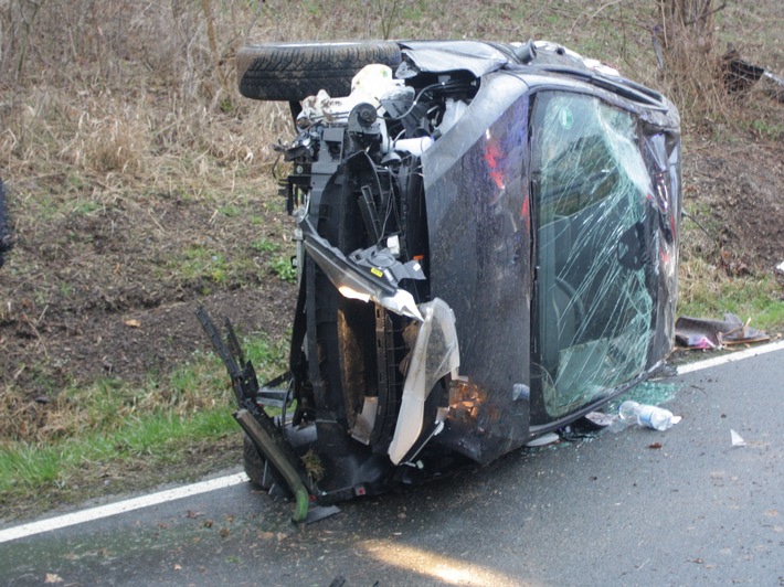 POL-HX: Fiesta kommt von der Fahrbahn ab - Fahrer und Beifahrerin verletzt