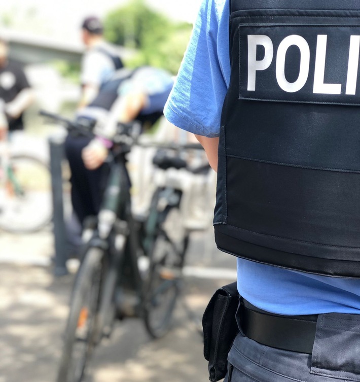 POL-OF: "Schütz dich richtig, Helm ist wichtig!" - Fahrrad-Kontrollaktion am Mainufer; Unfallflucht: Außenspiegel abgerissen - Zeugensuche und mehr